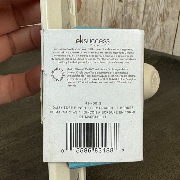 Martha Stewart Crafts Edge Punch Daisy - Picture 7 of 7